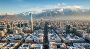 Santiago coberta por neve com um fundo urbano misturado com paisagens naturais deslumbrantes.