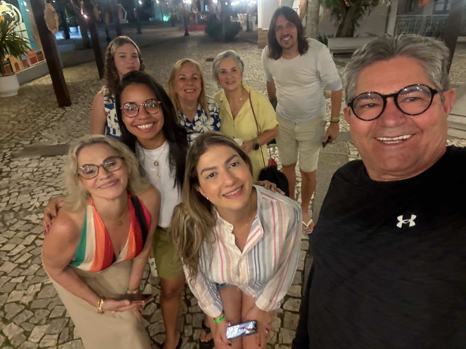 Grupo de amigos reunido à noite na Vila Nova da Praia.
