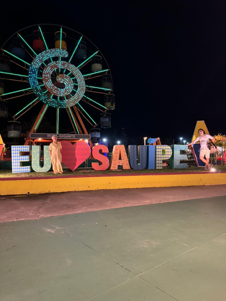 Outra composição da roda-gigante iluminada na Vila Nova da Praia.