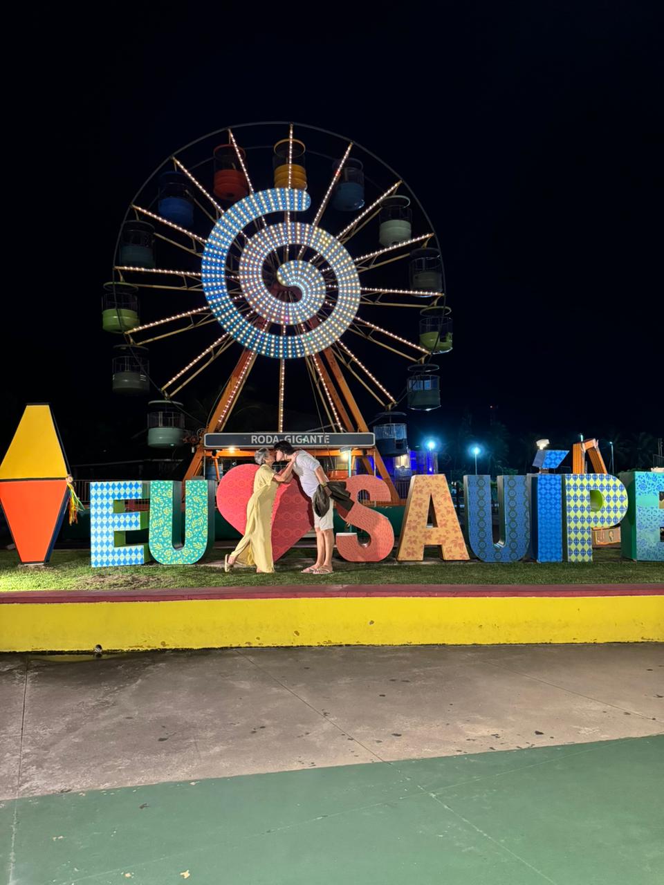 Roda-gigante iluminada e letreiro Eu ❤️ Sauípe.