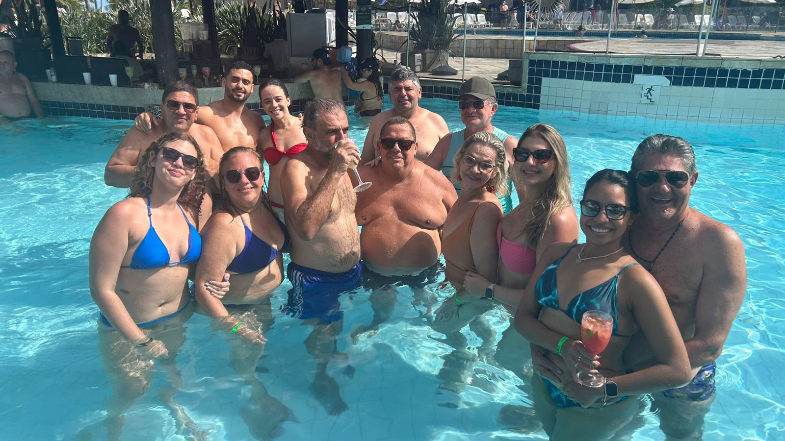 Detalhe em preto e branco de corredor/boate no complexo, luzes e sombras.